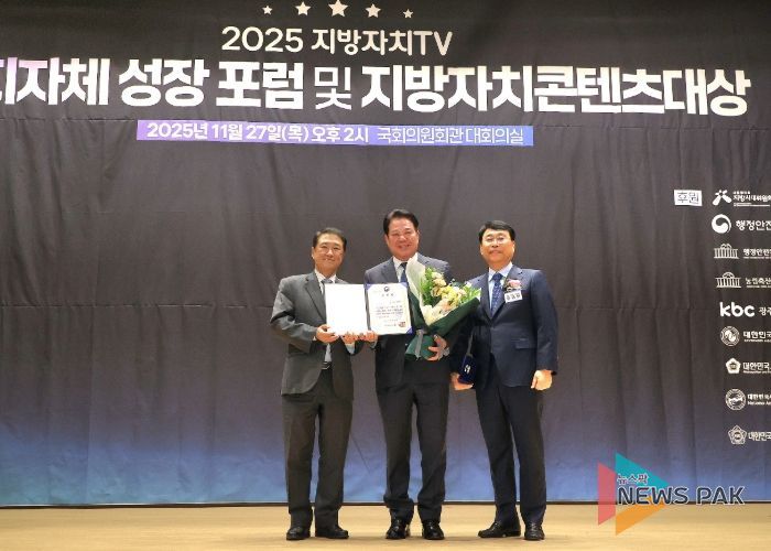 27일 오후 2시40분 서울 여의도 국회의원회관에서 열린 지방자치콘텐츠대상에서 안양시가 종합대상을 받았다. (왼쪽부터)박연병 행정안전부 자치혁신실 자치분권국장, 최대호 안양시장, 류영현 지방자치콘텐츠대상 조직위원장