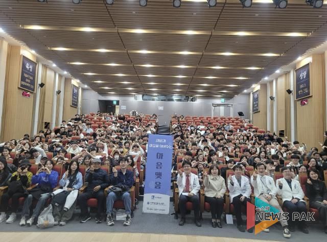 종결식 참석자들이 단체사진을 촬영하고 있다