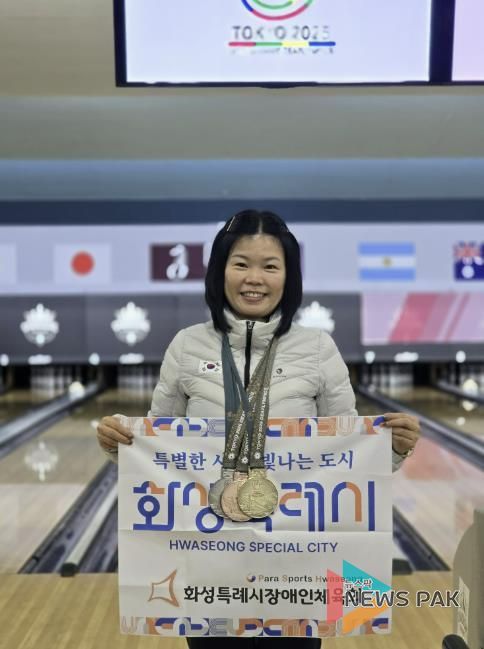 2025 도쿄 데플림픽에서 금1·은1·동1의 성적을 거둔 박선옥 선수가 메달을 목에 걸고 기념촬영하고 있다