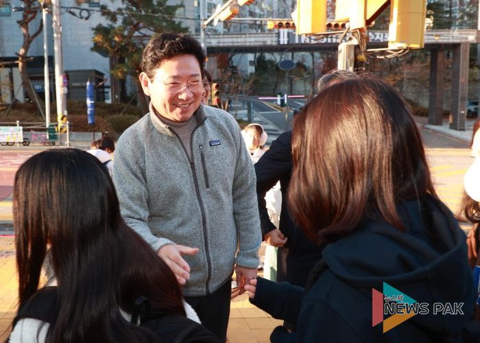 이상일 용인특례시장은 28일 상현초 교통지도 봉사에 참여해 통학로 안전을 점검했다