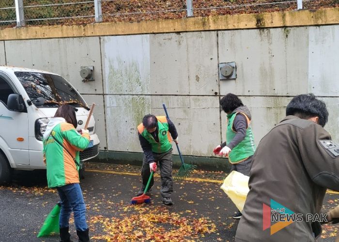 광명시 광명7동 행정복지센터는 지난 27일 가을철 낙엽 대청소를 실시해 주민들이 안전하고 깨끗한 환경에서 생활할 수 있도록 집중 정비 활동을 펼쳤다.