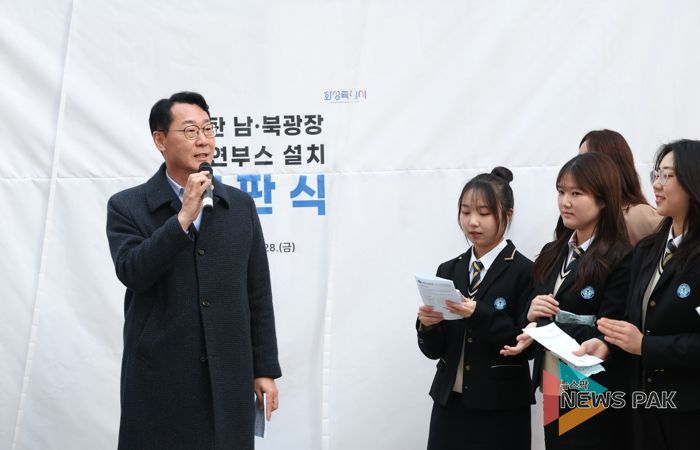 정명근 화성특례시장이 학생들과 흡연부스 설치에 따라 정화된 거리 환경에 대해 이야기 하고 있다