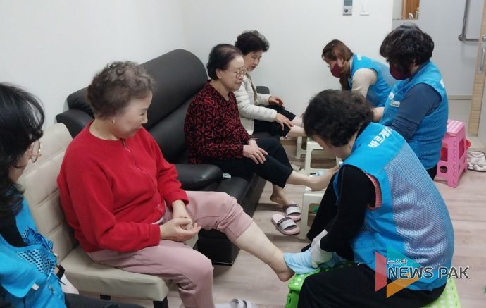 바르게살기운동 동삭동위원회, 경로당 방문해 손발 케어와 이미용 및 인지활동 봉사 펼쳐