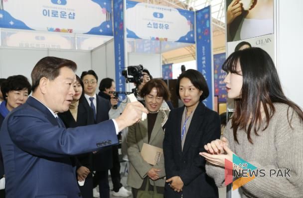 박승원 광명시장(사진 왼쪽)이 2024년 광명스피돔에서 열린 '2024 광명시 스타트업 페스티벌'의 전시·체험 부스에 참여한 기업 제품을 체험해 보고 있다.