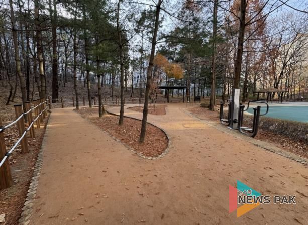 새롭게 단장한 용인특례시 기흥구 보정동에 있는 '큰솔근린공원 맨발길'
