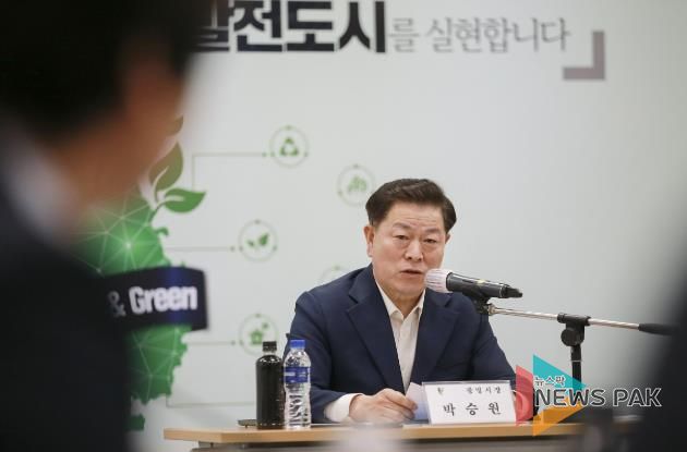 박승원 광명시장이 지난 3월 시청 중회의실에서 열린 '광명 구름산지구 도시개발사업 임대주택용지 매각방안 전문가 간담회'에 참석해 발언하고 있다.