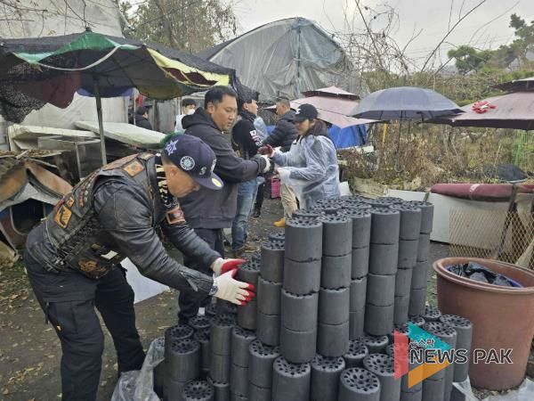 할리데이비슨 투어클럽 로드엔젤스 동호회 회원들이 연탄을 나르고 있다.
