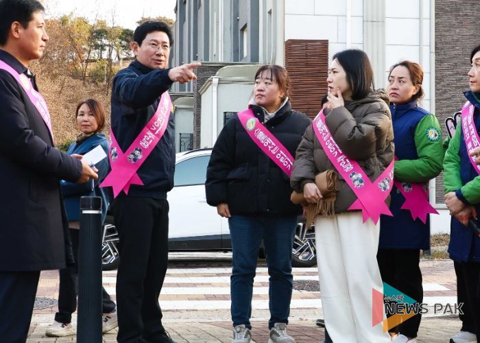 이상일 용인특례시장은 2일 기흥구 서농초 정문 횡단보도에서 아이들의 안전한 통학환경 조성을 위해 교통지도 봉사활동을 했다.