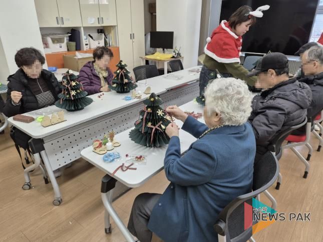 팔달구치매안심센터 프로그램 참여자들이 ‘2025년 치매안심센트 프로그램 참여자 수료식’에서 기념촬영을 하고 있다.