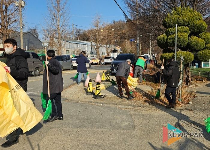 광명시 학온동 행정복지센터는 지난 2일 쾌적하고 깨끗한 마을 환경 조성을 위해 이면도로와 빗물받이 낙엽 청소를 실시했다.