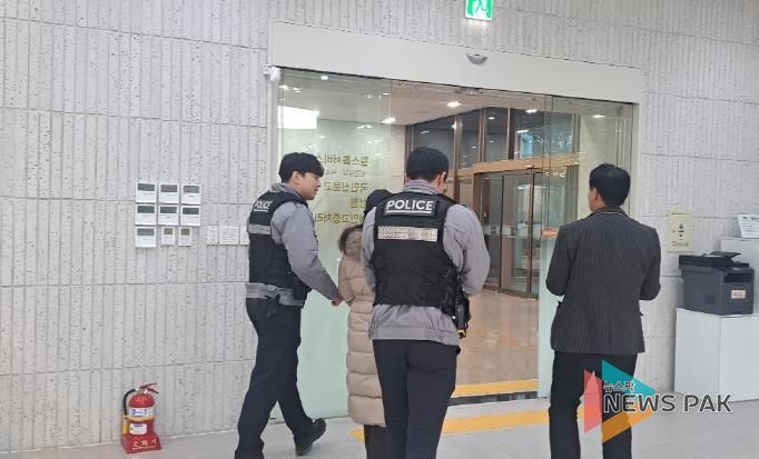 수원시가 ‘악성·반복 민원 대응 모의훈련’을 하고 있다.