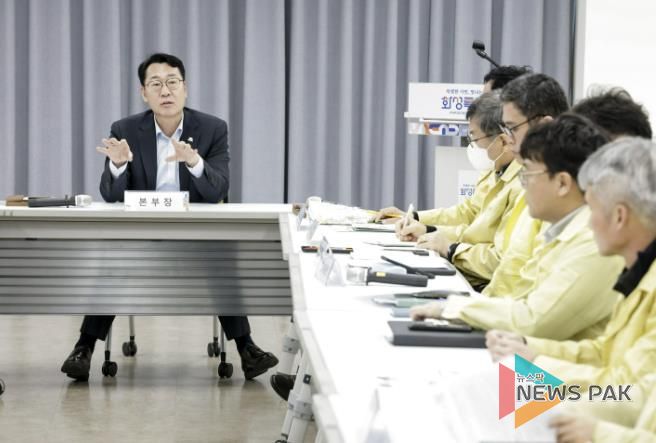 3일 정명근 화성특례시장이 관계 공무원들과 함께 동탄숲 생태터널 전면 통제에 따른 교통 대책 조치사항을 점검하고 있다