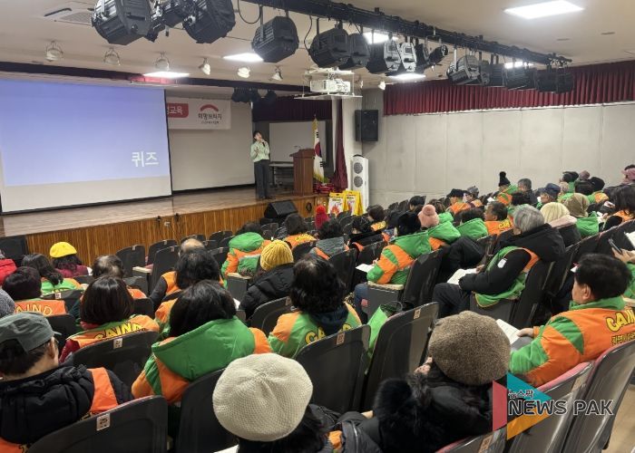 4일 열린시민청 2층 민방위교육장에서 광명시 자율방재단 단원 70여 명을 대상으로 '2025년 재해구호교육'이 진행되고 있다.