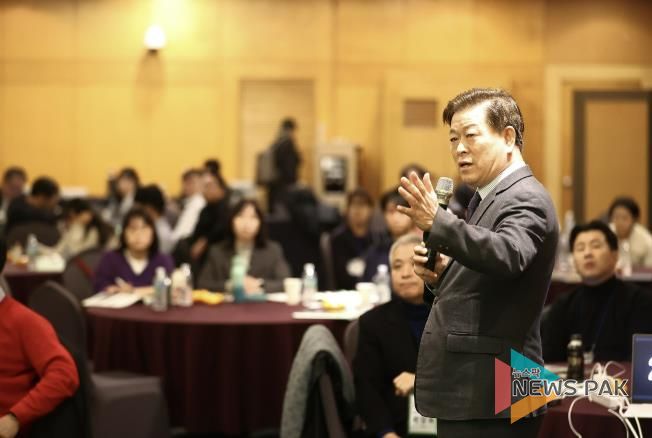 박승원 광명시장이 4일 오후 제주도 켄싱턴 리조트에서 열린 ‘2025 대한민국 ESG정원정책포럼-공무원 혁신 리더십 과정’에 참석해 ‘탄소중립으로 지속가능한 도시전환’을 주제로 한 특별강연을 하고 있다.