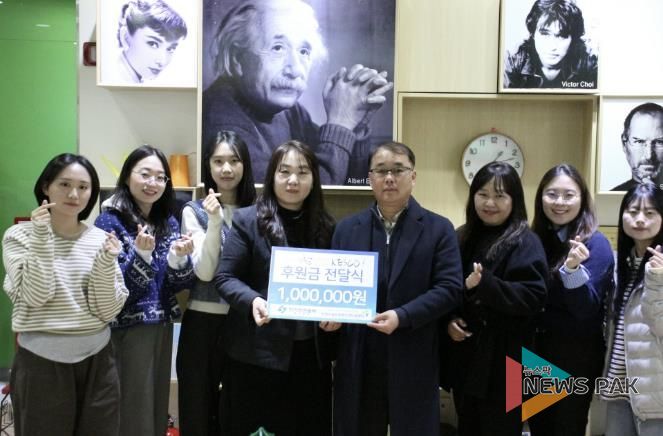 후원금 전달식 후 기념촬영을 하고 있다.