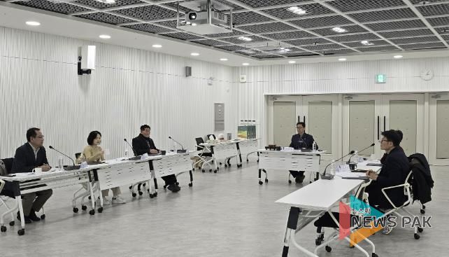 수원시가 ‘2025년 수원시 수목원 운영자문위원회 회의’를 열고 있다.