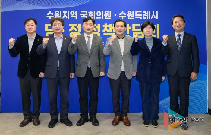 김승원(오른쪽부터)·백혜련 의원, 이재준 수원시장, 김영진·염태영·김준혁 의원이 함께하고 있다.