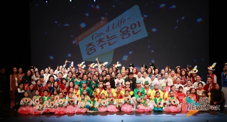 이상일 용인특례시장이 6일 용인시평생학습관 큰어울마당에서 열린 ‘용인시무용아카데미 작품발표회’에서 수강생들과 기념사진 촬영을 하고 있다