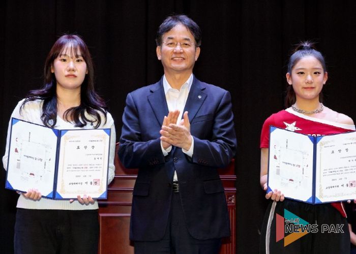 이동환 고양시장과 모범 청소년 치어리더 표창장 수상 기념촬영