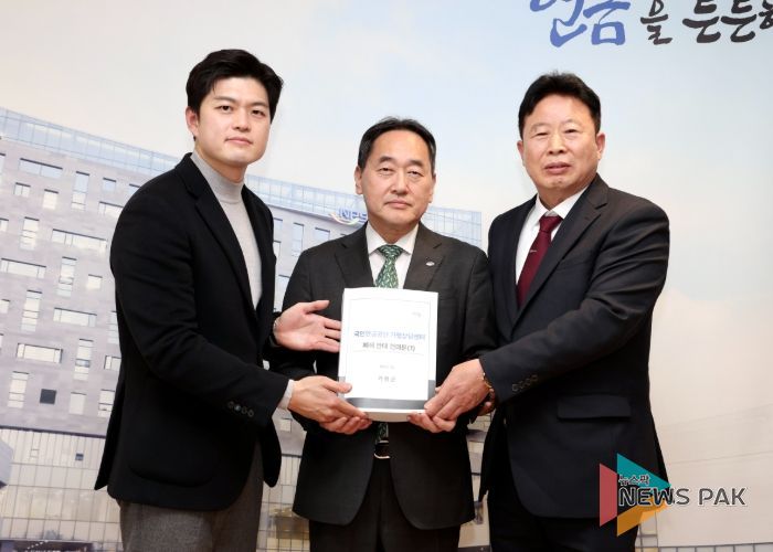 서태원 가평군수(사진 맨 오른쪽)와 김용태 국회의원(사진 맨 왼쪽)이 8일 전북 전주에 위치한 국민연금공단 본사를 방문해 김태현 이사장에게 ‘국민연금공단의 가평상담센터 폐쇄 반대 건의문’을 직접 전달하고 있다.