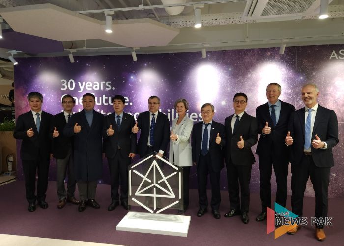 조승문 화성특례시 제2부시장이 히쳄 엠사드 ASM CEO, 이영석 ASM 코리아 대표 등 주요 내빈들과 기념촬영을 하고 있다