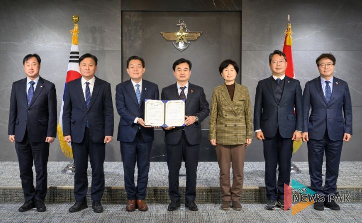 이재준 수원시장(왼쪽 세 번째)과 수원 지역 국회의원 5명이 안규백 국방부장관(왼쪽 4번째)에게 ‘수원 군 공항 이전의 국가전략 사업화를 위한 공동 건의문’을 전달한 후 함께하고 있다. 왼쪽부터 김준혁 의원, 김영진 의원, 이재준 시장, 안규백 장관, 백혜련 의원, 김승원 의원, 염태영 의원. 국방부 제공.