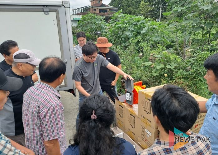 농업인들에게 농작업 안전편이장비 컨설팅을 하고 있다.
