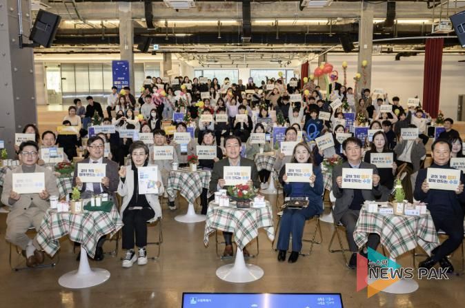 이재준 수원시장과 ‘2025 같이 가치, 협치 톡톡’ 참가자들과 함께하고 있다.