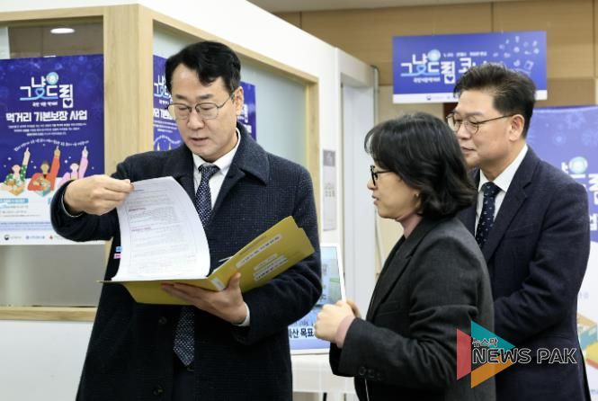 정명근 화성특례시장이 나래울마켓 내 먹거리기본코너 현장을 점검 하고 있다