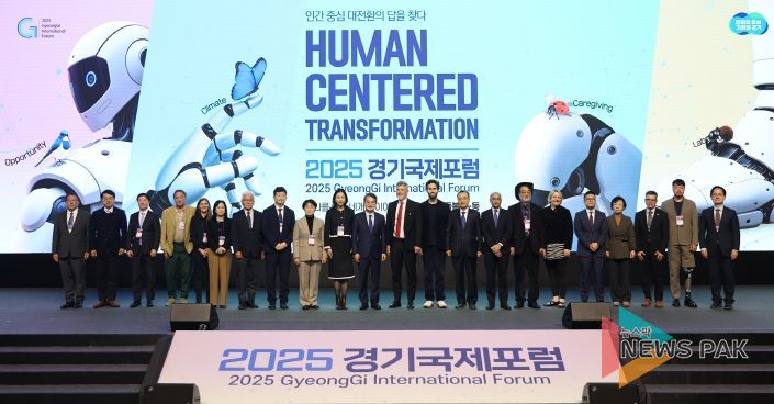 10일 오전 킨텍스 제2전시장에서 열린 2025 경기국제포럼에서 김동연 경기도지사가 개막대담을 마치고 주요 참석자들과 기념촬영을 하고있다.