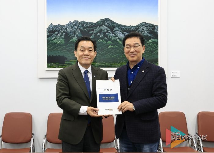 이재준 수원시장(왼쪽)이 신정훈 국회 행정안전위원장에게 건의문을 전달하고 있다.