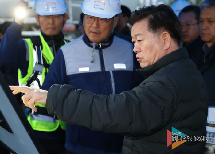 박승원 광명시장이 10일 오후 지난 4월 붕괴사고가 발생한 신안산선 복선전철 공사 현장을 찾아 시공사인 포스코이앤씨 관계자들에게 즉각적이고 책임 있는 복구작업을 해달라고 강력히 촉구하고 있다.