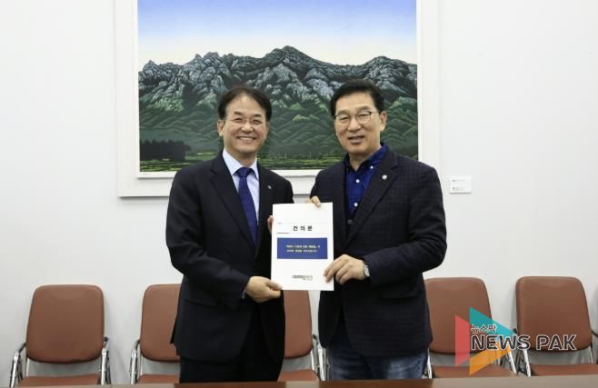 ‘특례시 지원 특별법’제정 건의문 전달 기념촬영_이동환 고양시장(왼쪽), 신정훈 국회 행정안전위원회 위원장(오른쪽)