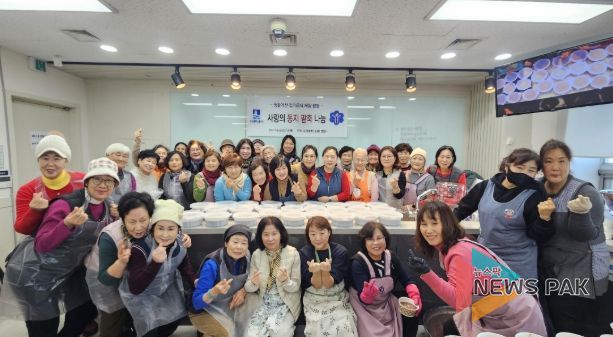 사랑의 동지 팥죽 나눔 행사 참가자들이 함께하고 있다.