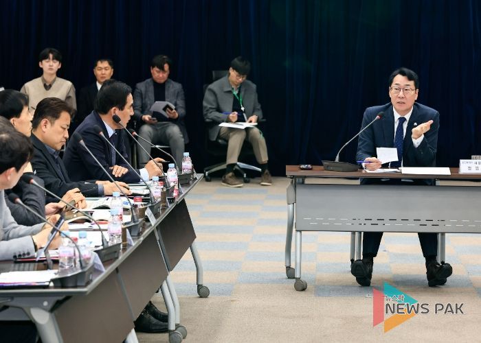 정명근 화성특례시장이 재생엔지 공급 기반 확대 및 데이터센터 전력 수급 안정성 확보 방안에 대하여 전문가들과 종합 토론을 하고 있다