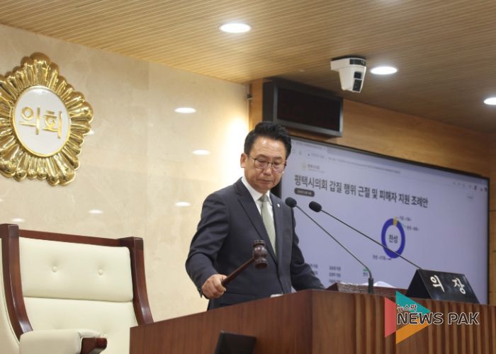 제259회 제2차 정례회 제2차 본회의에서 타봉하는 강정구의장