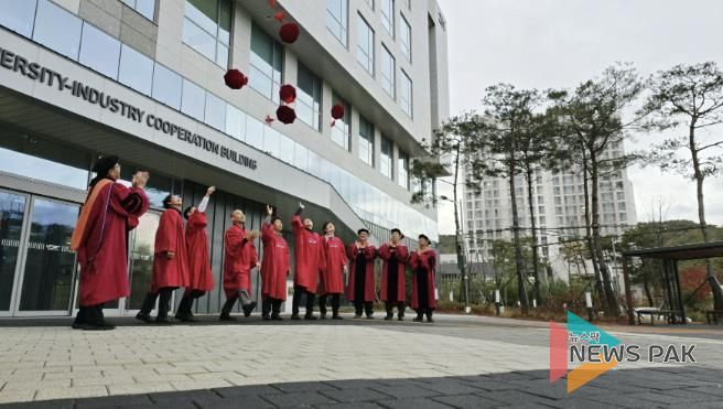 용인특례시와 울산과학기술원이 공동 운영하는 '반도체 최고위과정' 4기 수료식이 12일 열렸다