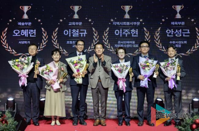 이재준 수원시장(가운데)과 수원시 문화상 수상자들이 함께하고 있다. 이주현 온시민 매여울자원봉사센터 대표(오른쪽부터) 안성근 수원시 검도회 회장, 최윤정 중부일보 대표이사, 이재준 시장, 이철규 효동초등학교 교장, 오혜련 서양화가, 김경환 성균관대학교 글로벌창업대학원 원장.