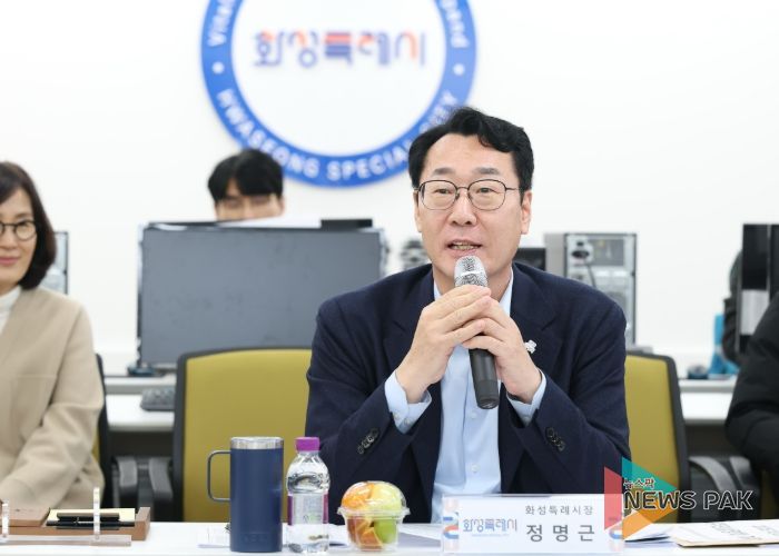 정명근 화성특례시장이 동탄2신도시 입주자대표 회장단 소통간담회에서 치동천 공원 내 시설물 보수 계획에 대하여 설명하고 있다