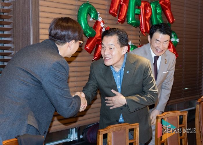 이재준 수원시장이 새빛! 보건의료발전 간담회 참석자들과 인사하고 있다.