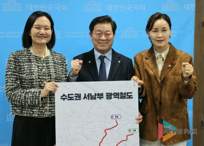 박승원 광명시장이 23일 오후 국회에서 열린 ‘수도권 서남부 광역철도(가칭) 추진 기자회견'에 참석해 재정사업과 민간투자사업을 동시에 추진하는 투트랙(Two-Track, 병행) 전략으로 신천~하안~신림선의 조기 착공을 반드시 이끌어 내겠다는 의지를 밝혔다. 사진 왼쪽부터 김남희 국회의원(광명 을), 박승원 광명시장, 임오경 국회의원(광명 갑).