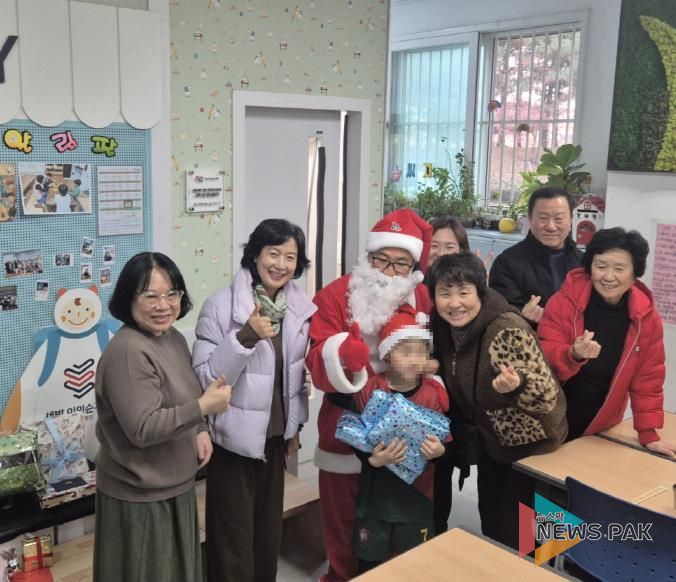 오산시 초평동 지역사회보장협의체, 양문지역아동센터에 산타와 '옛날 오산이야기' 선물