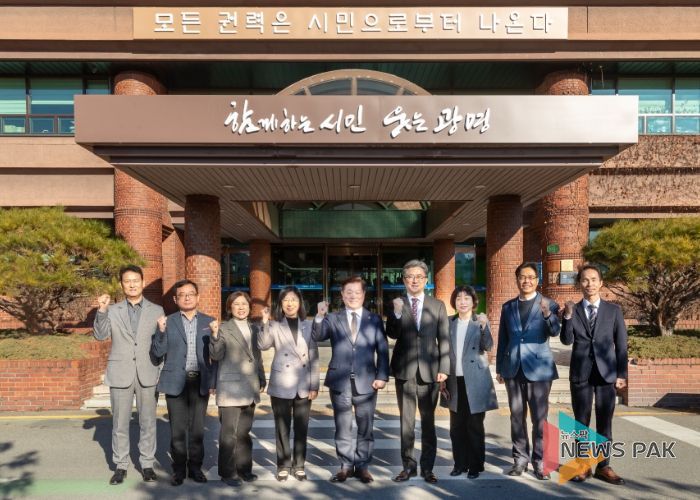 박승원 광명시장(사진 가운데)이 정순욱 부시장(사진 오른쪽 네 번째), 실국장들과 '모든 권력은 시민으로부터 나온다'는 문구가 새겨진 시청 본관 앞에서 기념사진을 촬영하고 있다.