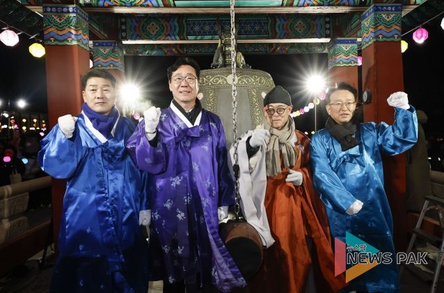 정명근 화성특례시장이 성효스님(용주사 주지), 배정수 화성특례시의회의장, 권칠승 국회의원과 함께 기념촬영을 하고 있다.