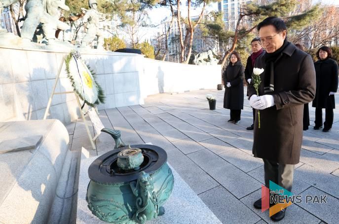 임태희 교육감 현충탑 참배 현장 사진