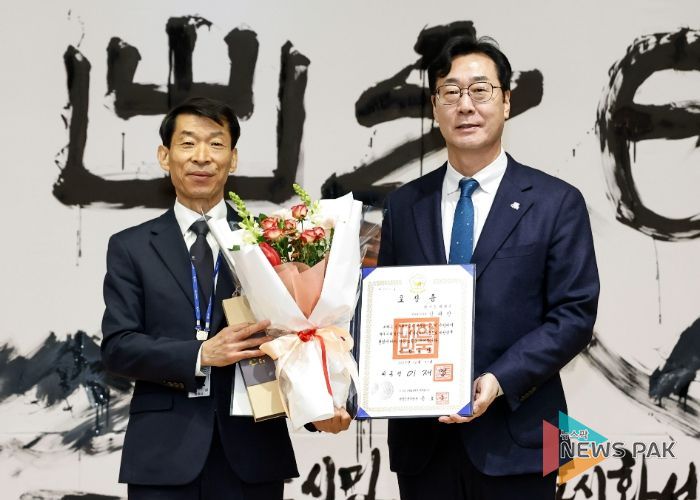 정명근 화성특례시장이 강래향 행정종합관찰관에게 대통평 표창을 수요하고 기념촬영을 하고 있다