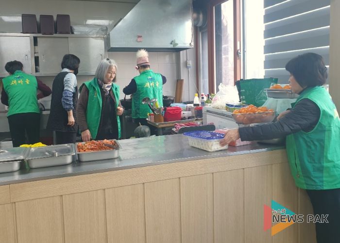 광명시 하안3동 행정복지센터는 지난 5일 행정복지센터 2층 대회의실에서 하안3동 기관·단체장협의회 신년회와 떡국 오찬 행사를 열었다.