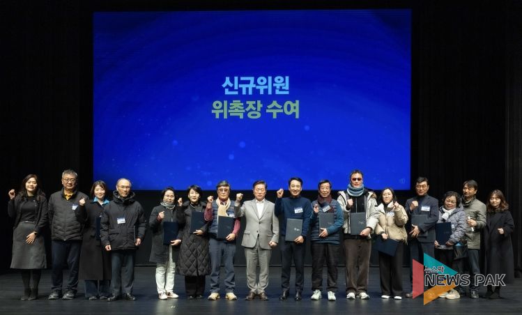 박승원 광명시장이 14일 광명극장에서 열린 ‘2026년 광명시 주민자치회 신규위원 위촉식’에 참석해 신규위원들과 기념사진을 촬영하고 있다.