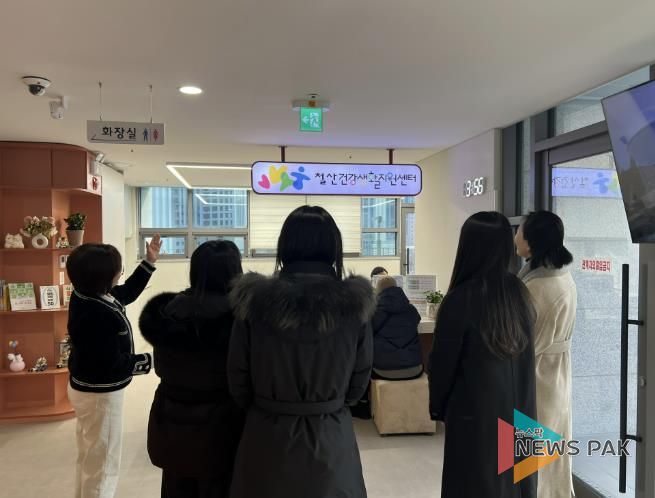 지난 14일 부천시 보건소 관계자들이 철산건강생활지원센터를 방문해 광명시의 주민 중심 건강증진사업 운영 사례를 벤치마킹하고 있다.