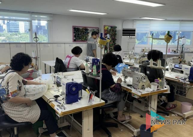 다복꾸러미 제작 중인 ‘할머니와 재봉틀’ 고양시니어클럽